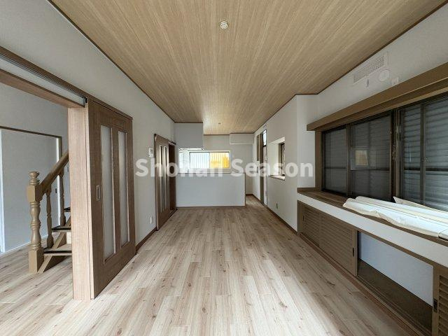 保育園・幼稚園・小・中学校がほど近い子育て世帯にも安心の住環境！　　毎日のお買い物に欠かせないスーパー・コンビニ・ドラッグストアが徒歩圏内の立地です。
