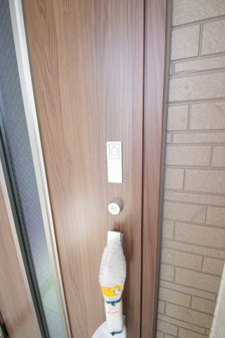 玄関扉はカードキー対応