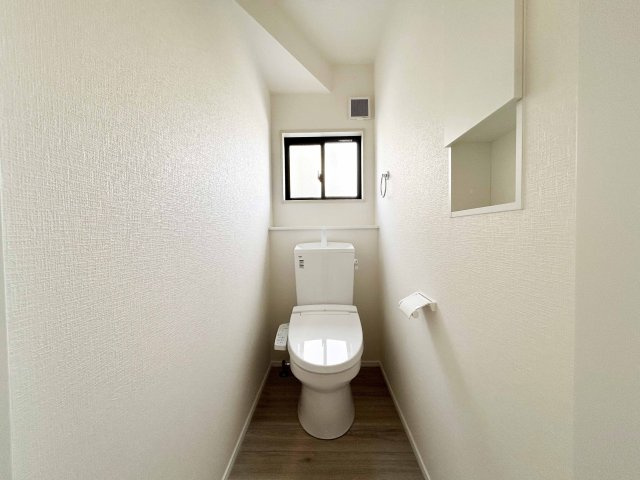 朝の混雑時にも安心。1階と2階にそれぞれトイレを設置しました。