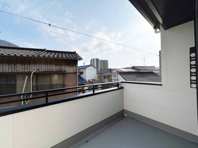 ワイドバルコニーの為、家庭菜園や趣味の道具の置き場所にも良いですね。