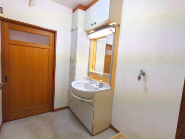 洗面脱衣室には嬉しい収納付き！