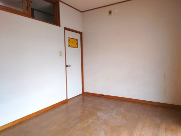 2階西側の居室には高窓付きです！