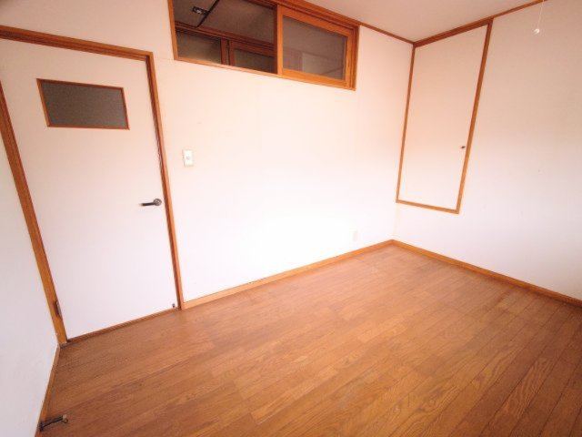 高窓と階段上収納を備えた2階の居室！