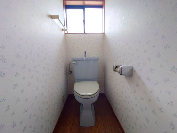 2階トイレも窓があって明るいです！