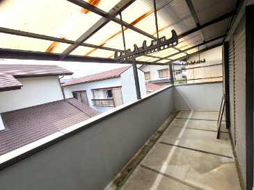 バルコニーは奥行きのあるタイプで、雨除けもついていて洗濯物が快適に干せそうです！