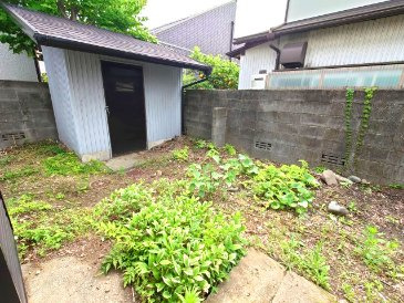 庭には物置付き！