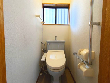 1階トイレは窓、手すりが備えられています！