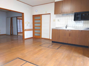 LDKは12.5帖あり、食器棚などを置いても余裕の広さです！