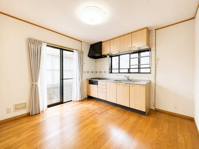 ダイニングキッチンは別角度から見ても開放感があり、窓からの採光で明るい印象です。キッチン横にスペースもあり、ダイニングテーブルを置いてもゆとりのある広さです。家族との会話を楽しみながら料理ができます。