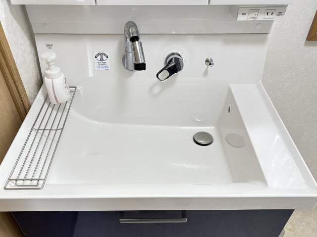広めの洗面ボウルは使い勝手が良く、水はねもしにくい設計です。シンプルで清潔感のあるデザインとなっており、日々の身支度や手洗いも快適です。お掃除もしやすく、長くきれいにお使いいただける設備です。