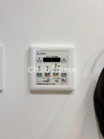 【浴室乾燥機】暖房・冷風・換気・乾燥が可能です。毎日を快適に過ごせるうれしい機能が揃っています。雨の日の洗濯物も安心です。