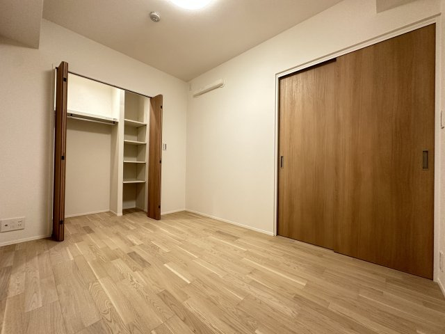 キッチン横の洋室は個室としても十分な収納を備えております。