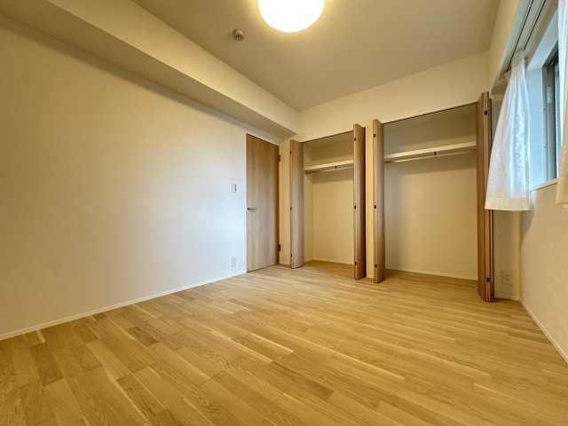 6.6帖ある洋室は収納が多めで、主寝室としても使いやすいお部屋となっております。