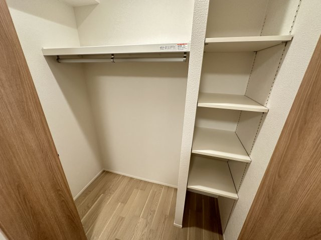 可動棚が非常に便利なクローゼットです。