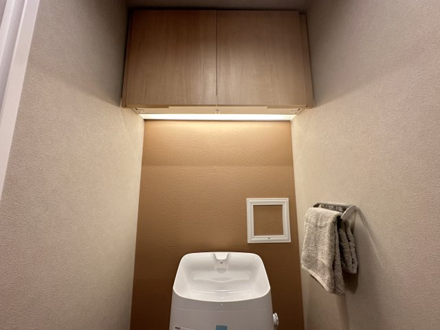 関節照明により、高級感のあるホテルのような素敵なトイレ空間となります。収納も備わっており、便利です。