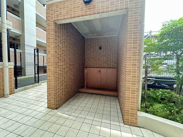 ペットの足洗い場が備わっています。嬉しい設備です。住人との交流も図れそうですね。