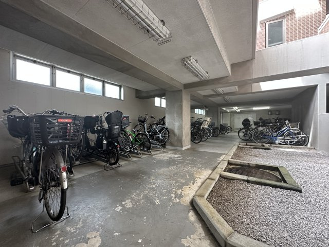 雨風にさらされることのない駐輪スペースです。