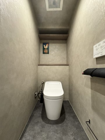 お部屋同様にシックなデザインとなり、温水洗浄便座付きのタンクレス式トイレを設置しております。
