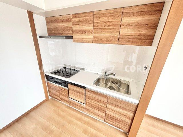 三口コンロで、お料理の効率もアップ！使い勝手の良さを考えました。お洒落なシステムキッチンです。