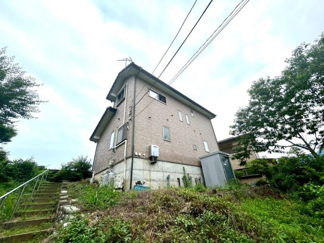 現地に行くなら、物件の周囲の地形がどうなっているかを見ることも大切です。周辺より低くなっている土地では、大雨などで水が集まりやすいため、地盤が弱くなっているということも考えられるため、注意が必要です。