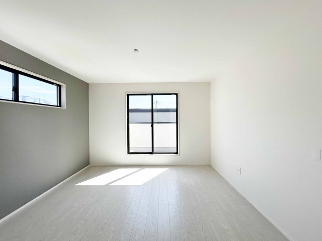 2階洋室8.0帖です。バルコニーに面した明るいお部屋です。