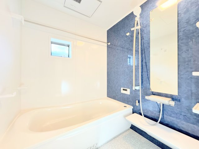 ◆お子様と一緒にバスタイムを楽しめる広々空間。浴室乾燥機付で心地よいバスタイムを実現します。