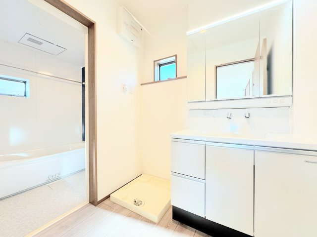 ◆毎日使う場所だから、機能的で使いやすさに配慮したパウダールーム。すっきりと使えるように収納も豊富にご用意しています。