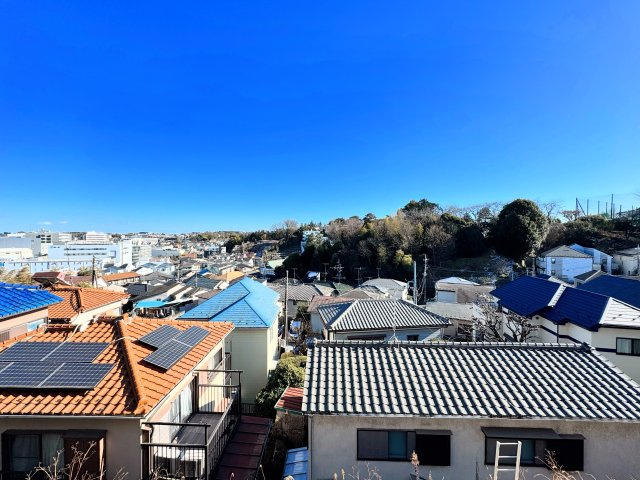 ◆気持ちのいい空が見渡せる広いバルコニー。爽やかな風を感じて、心躍る素敵な暮らしがはじまります。通風・採光にも優れ、心地よい光と風があふれています♪