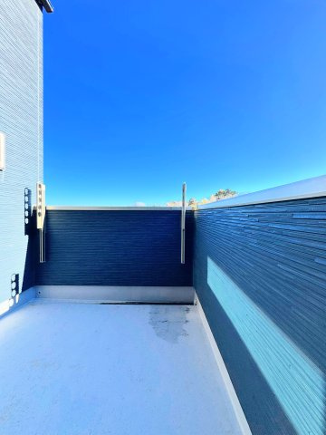 ◆気持ちのいい空が見渡せる広いバルコニー。爽やかな風を感じて、心躍る素敵な暮らしがはじまります。通風・採光にも優れ、心地よい光と風があふれています♪