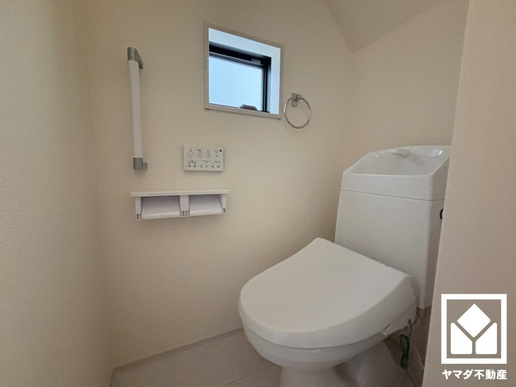 トイレが1階と2階にあるので、朝の忙しい時間にも混雑せず快適です。2連トイレットペーパーホルダーなのでお取替えの手間が軽減できます。手すりがございますので、立ち座りも楽になります。