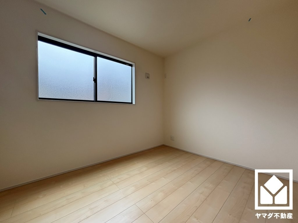 約5.2帖の2階西側洋室です。全居室に窓がございます。明るい陽光がたっぷり差し込む心地よい生活空間です。