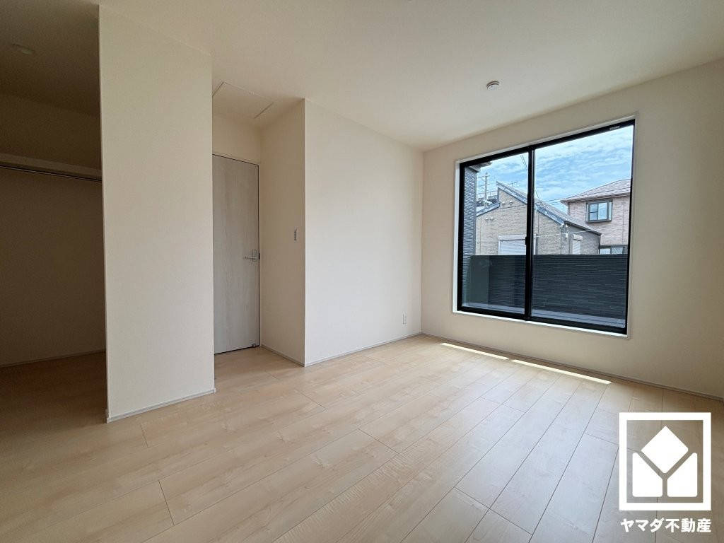 バルコニーにつながるお部屋で、通風・陽当たり良好。全居室フローリングでお掃除もラクラクです。