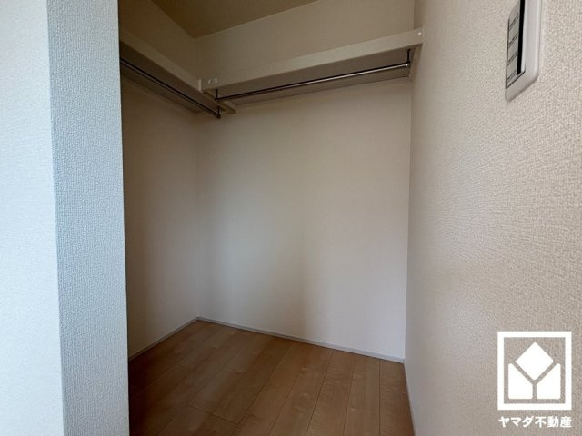 収納力豊富なウォークインクローゼットが2か所ございます。お洋服はもちろん、スーツケースなどの大物もしっかり収納できます。