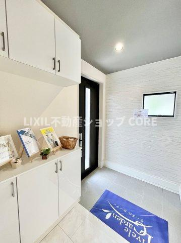 玄関ホールがスッキリ広々としていると帰る時も出ていく時も気持ちが良いものです！　