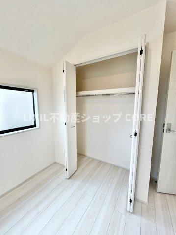 しっかりとした大きさのクローゼットを完備し、収納スペースも十分！　