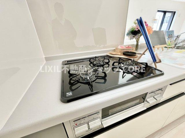 三口コンロで、お料理の効率もアップ！使い勝手の良さを考えました。お洒落なシステムキッチンです。　