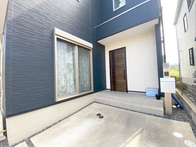 玄関ポーチは雨を遮る屋根付きです！