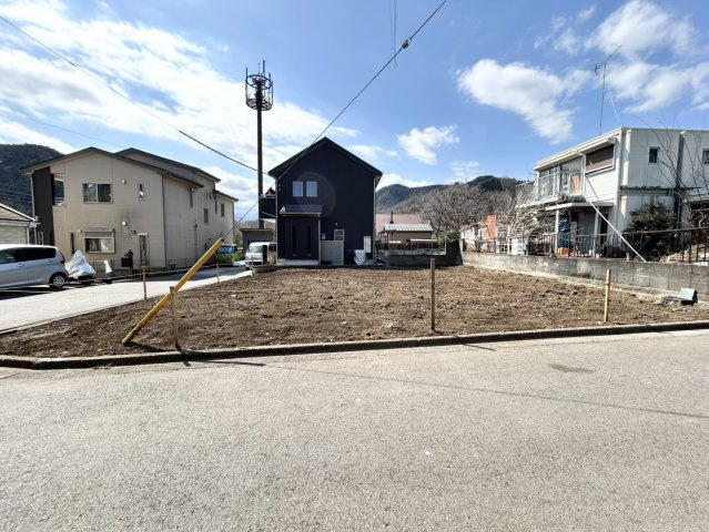 土地の面積＝住宅面積ではありません。建ぺい率の問題などで、土地のある場所によって住宅を建てられる面積は限られています。高さもしかり、「土地」という言葉の中には、建築条件も含まれると考えておきましょう。
