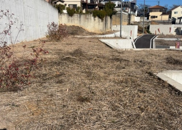 土地を買う際、住む地域の自治体や福祉の補助制度にも注目してみましょう。子供や老人の医療補助やゴミ出しのルールなど、自治体によってルールに大きな違いがあるため、暮らしやすい土地で判断するとよいでしょう。