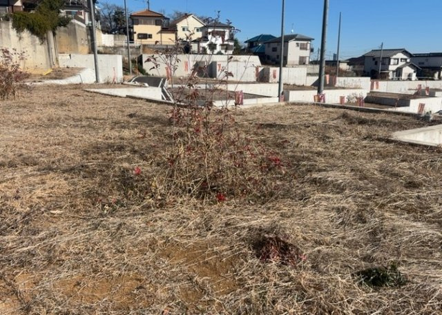 土地の前の道路に消火栓が設置されていることがあります。この場合、道路交通法第45条第1項により、駐車禁止の場所が指定されています。そのため、車庫などの駐車スペースをつくることができない場合があります。