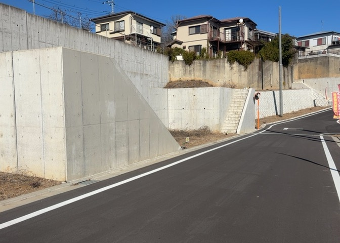 土地購入を検討されている場合、境界杭がない状態で購入してしまうと境界確定測量をする必要があり、費用がかかります。購入の前に、売主、隣土地所有者立ち合いのもと境界を確定し境界杭を設置するのがベストです。