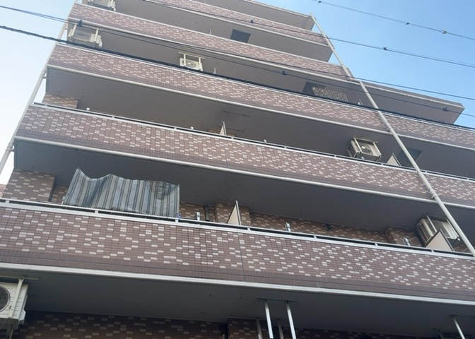 バルコニーは、室外の専用スペースのうち、「屋根がなく開放された空間」であるものを指します。ベランダより広いタイプのものが多く、日当たりもよいため家庭菜園などを楽しみたい人にとって適した環境となります。