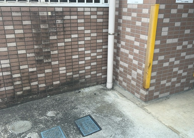建物の基礎工事の方法は、主流となっているベタ基礎（防湿基礎）と布基礎の2種類に分類され、床下の通気性や耐久性などに違いがあります。建物の基礎部分の構造や付帯設備など詳細については現地でご確認ください。