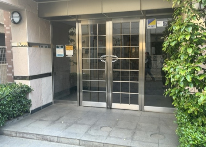 玄関ポーチにおいて最も重視すべきと言っても良いのが広さです。適切な広さの玄関ポーチでないと外見的なバランスは崩れてしまいますし、何より使いにくくなってしまいますので、現地で実際に下見をしてみましょう！