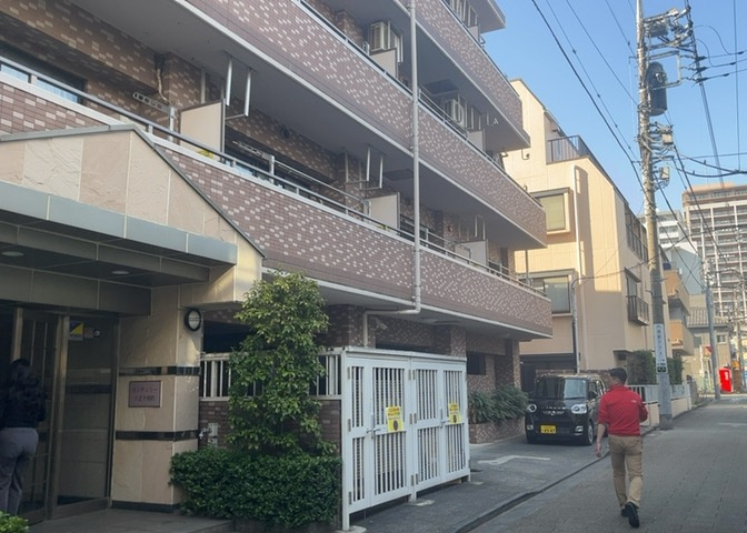南側道路の場合は長い時間光を入れ込むことができるため、庭やリビングを道路側に持ってくることが多く土地価格も高い傾向にあります。一方北側道路だとリビングや庭が南側になりプライバシーを守ることができます。