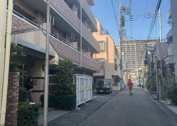 東側道路の場合は居室を南向きに設計しやすいため、朝日が入りやすいというメリットがあります。一方、西側道路も東側同様に居室を南向きに設計しやすいのですが、住宅地だと朝日が入りにくいという弱点があります。