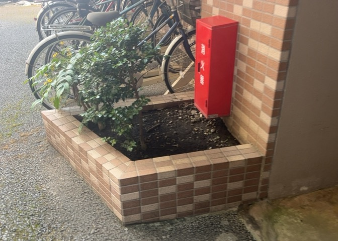 庭のある家に住むことのメリットとして、子どもたちの遊び場を確保できること、ガーデニングや家庭菜園を楽しめること、明るさを確保できることがあります。また、配置を工夫することでプライバシーが確保できます。