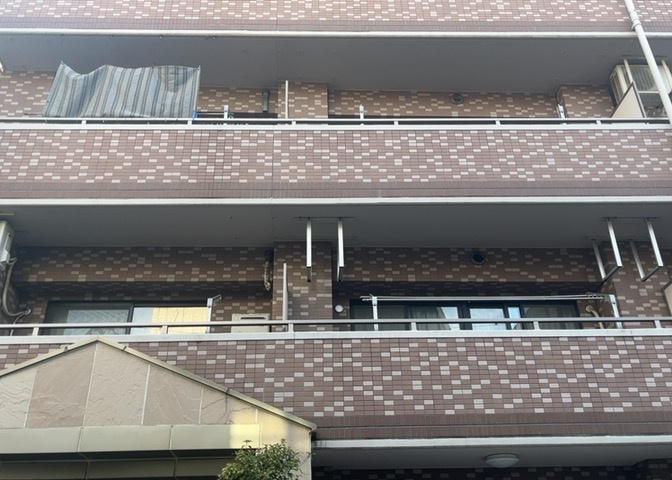 バルコニーは、建物内から室外へ楽に出入りできる便利なスペースです。また、バルコニーには手すりを付けることが義務付けられており、手すりの高さは110cm以上で施工することが建築基準法で定められています。