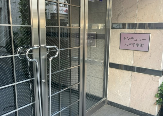 玄関は家の顔と言っても過言ではありません。現地を見学する際は玄関の広さや全体のバランスなどを見てみるといいでしょう。一般的なアプローチのしやすさだけではなく、お年寄りにも優しい設計のものだと安心です。