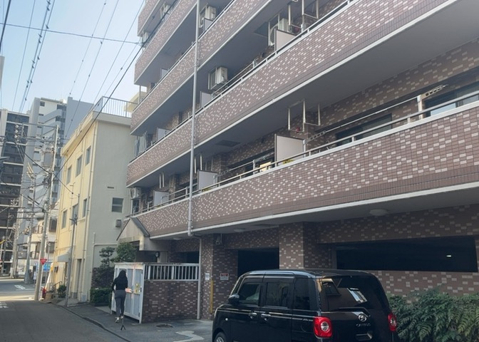住宅用の土地では前面道路に2m以上接していなければならないと法律で定められています。しかし、お持ちの車のサイズやライフスタイルなどにより、2mでは利便が悪い場合もございますので、事前に確認しましょう。
